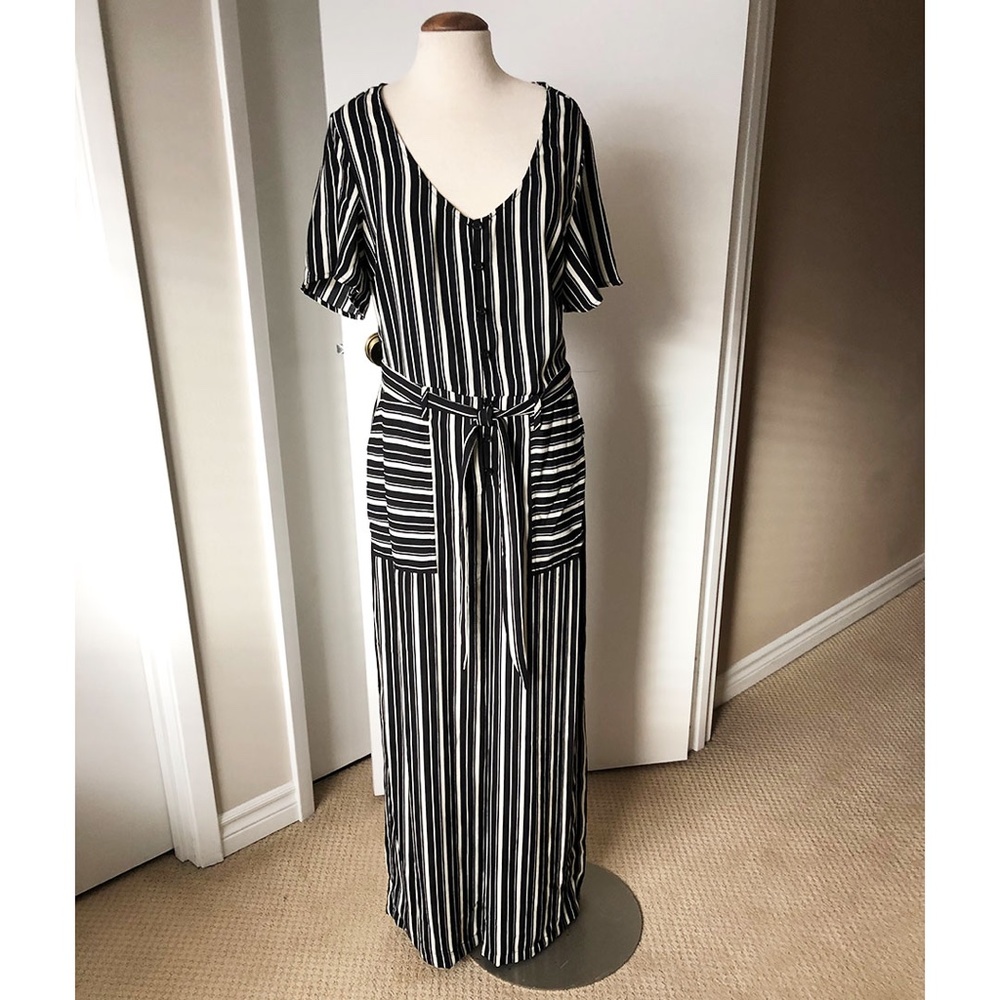 Target Black and White Striped Jumpsuit, Short Sleeves, Tie Belt, Size Medium